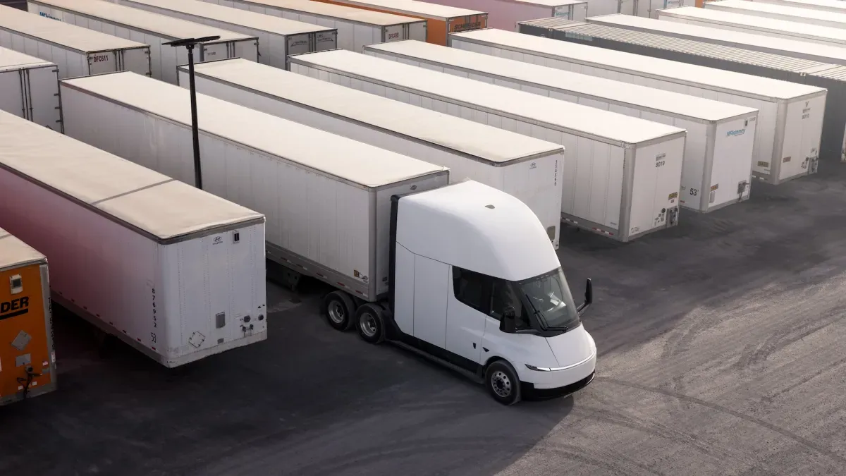 Einride планирует купить 500 электротягачей Tesla Semi