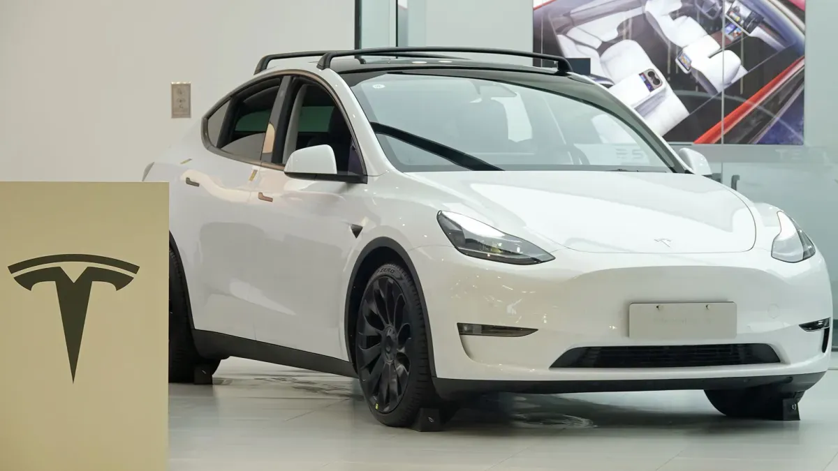 Tesla отзывает в Китае почти 3 млн автомобилей из-за скрытых аварийных приводов дверей