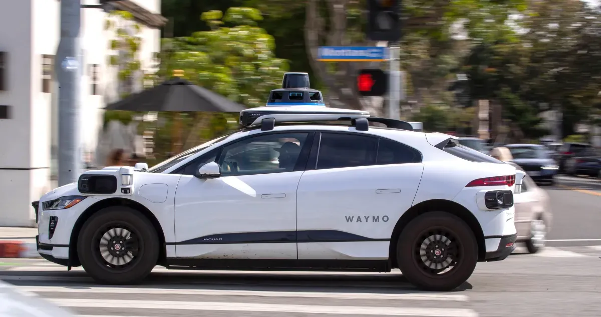 Тест-водители Waymo и Zoox сообщили о травмах из-за резких торможений
