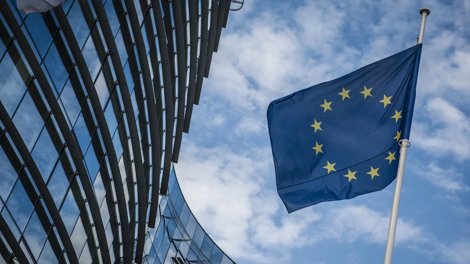 Еврокомиссия предложит ограничить соцсети и ИИ-чатботы для детей