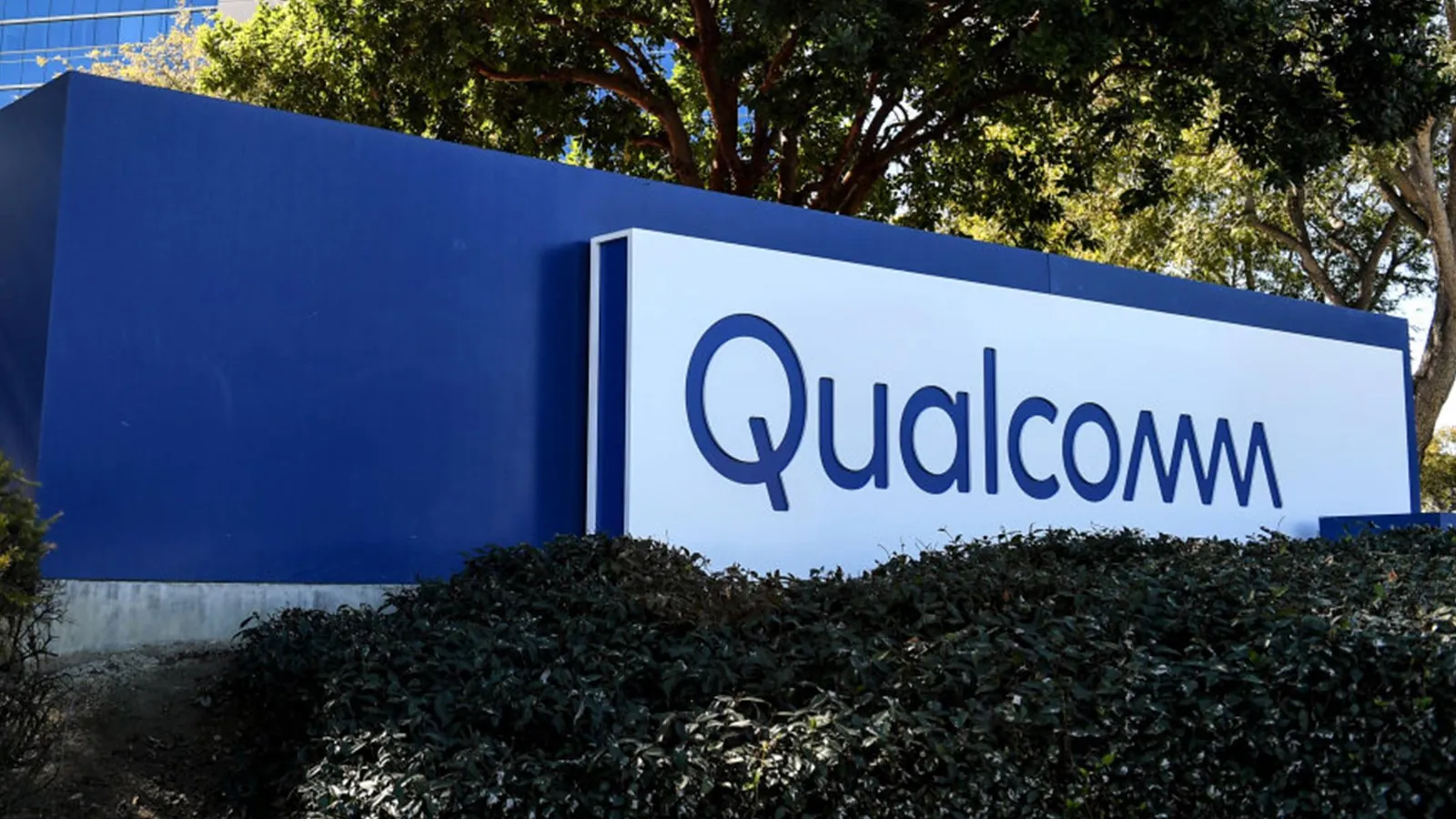 Qualcomm и AWS будут совместно разрабатывать ИИ-чипы для дата-центров