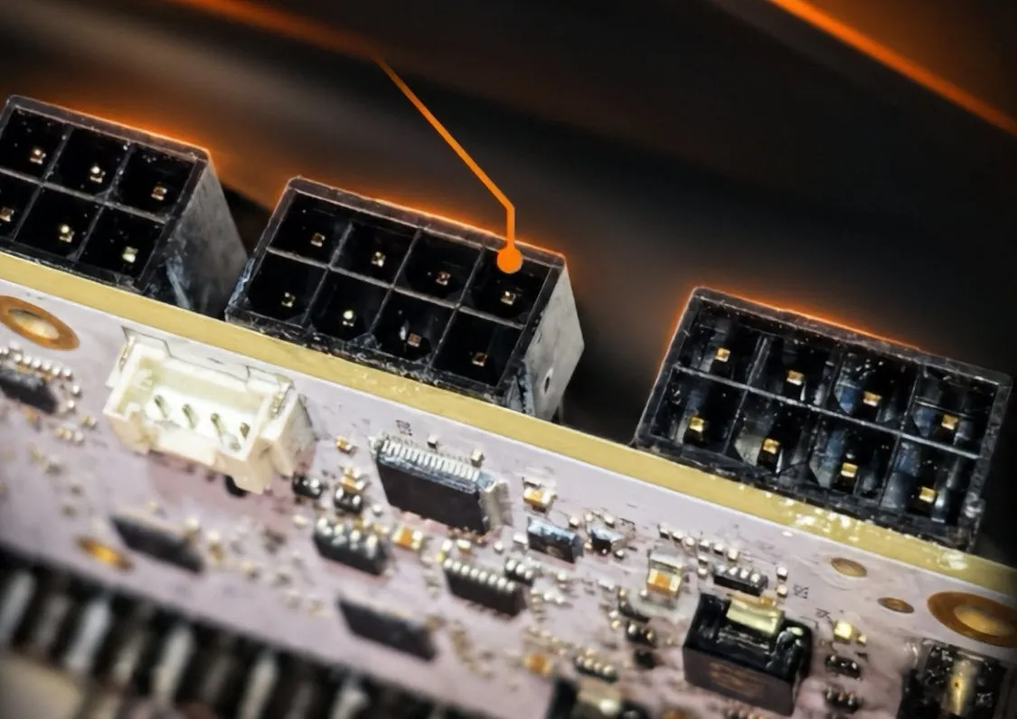 Teclab перевела RTX 5090 на три 8-контактных разъёма питания