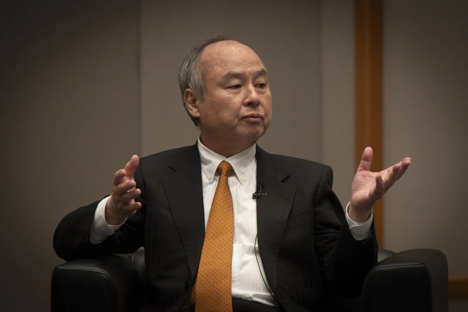 SoftBank ищет до $100 млрд на фонд для внедрения ИИ в действующие компании